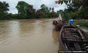 Sungai Golok melimpah, penduduk mula pindah barang