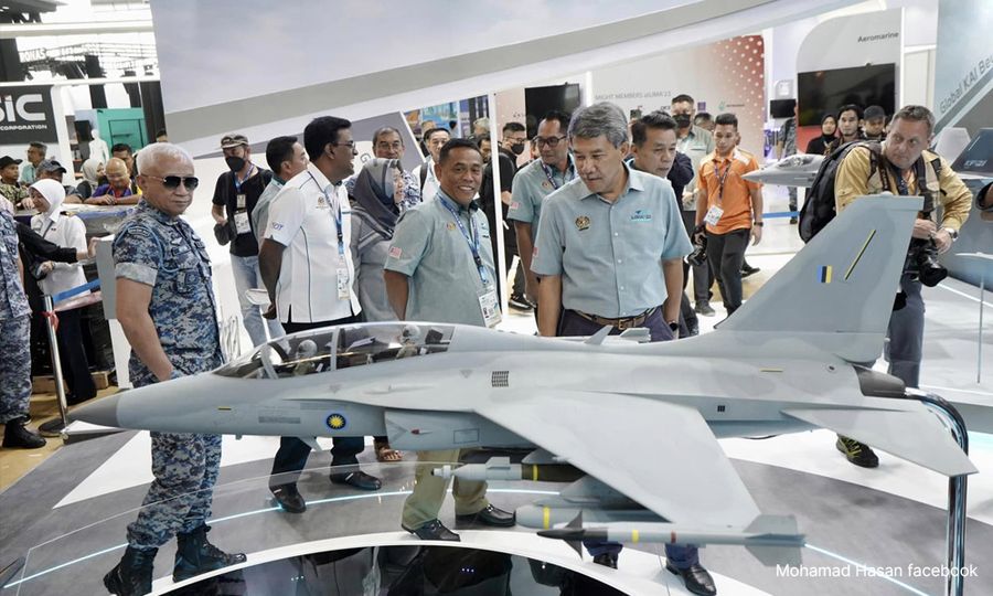Lima '23 opens with airshow by more than 70 aircraft