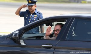 Sultan Brunei pandu sendiri kereta bawa Anwar ke  Putrajaya