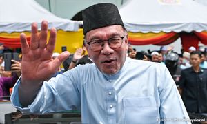 Anwar arah henti pasang papan iklan M'sia Madani papar wajahnya