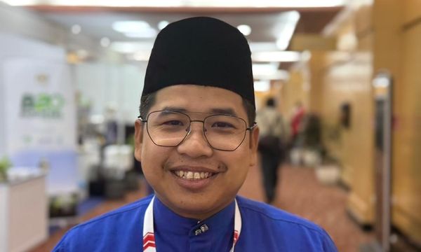 Defend Zahid's DPM post, uphold Umno chief's 'dignity' - delegate