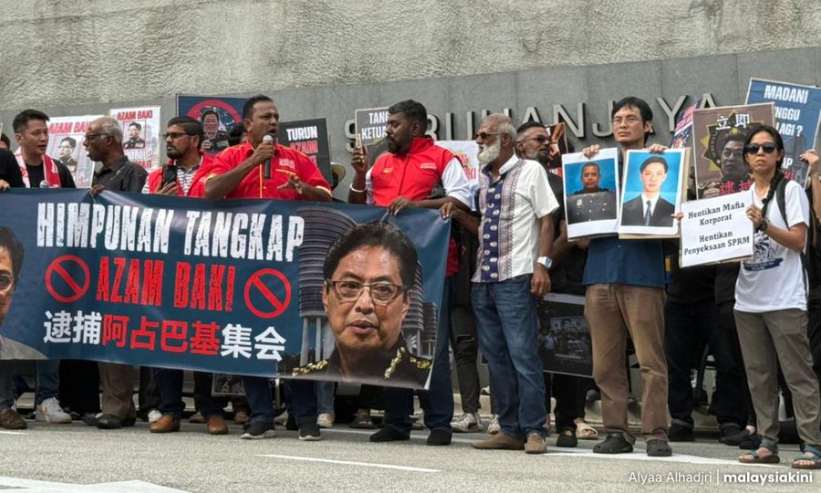 Protes 'Tangkap Azam Baki' gegar pekarangan ibu pejabat SPRM