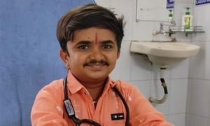 Lelaki kerdil berjaya jadi doktor lepas menang di mahkamah India