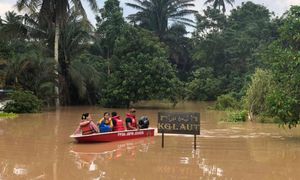 Mother climbs onto roof with 4 children to escape floods