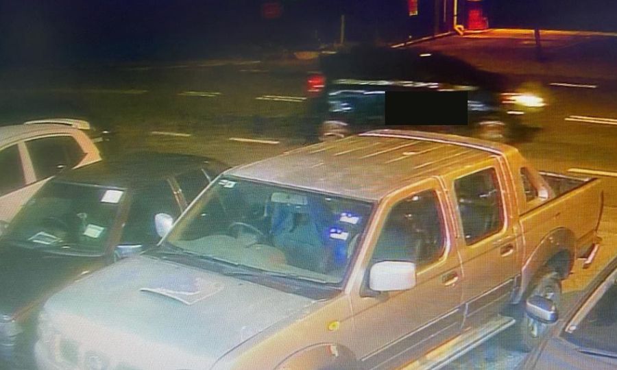CCTV rakam dalang baling bom petrol di KK Mart