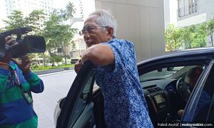 Jalur Gemilang tanpa bulan sabit: Mereka ini bodoh, kata Kadir