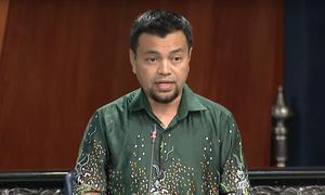 伊党议员不满护士制服太紧，“身材都看到了”