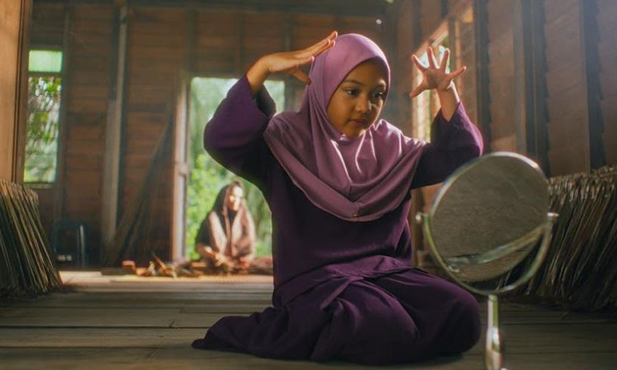Qisha redah cabaran untuk 'bercakap' dengan kelip-kelip