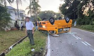 11 murid cedera van sekolah dinaiki terbalik