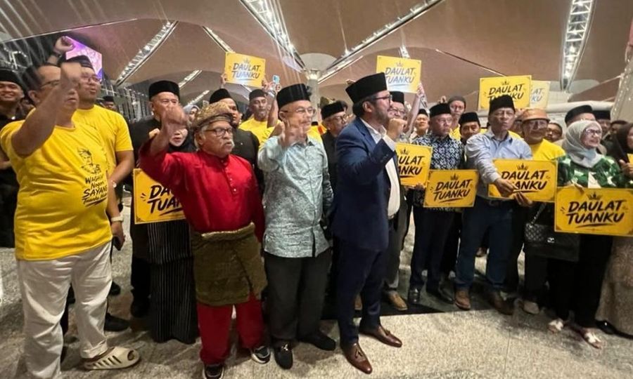 'Daulat Tuanku' chants greet Tuanku Muhriz as supporters rally at KLIA