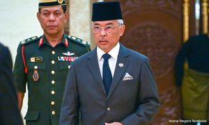 Agong: Henti berpolitik, bina segera projek tebatan banjir