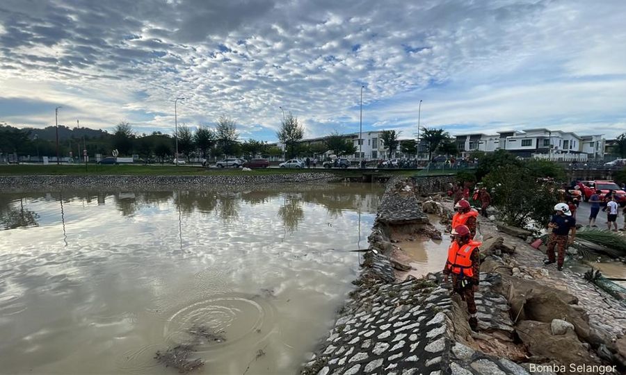 Flash floods near Puncak Alam after water retention bund breaks