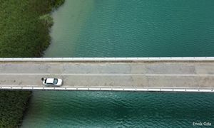 霹雳河水又变蓝绿，3人报警促彻查源头