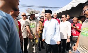 Zafrul slammed over Umno banner at Klang mosque 'korban' event