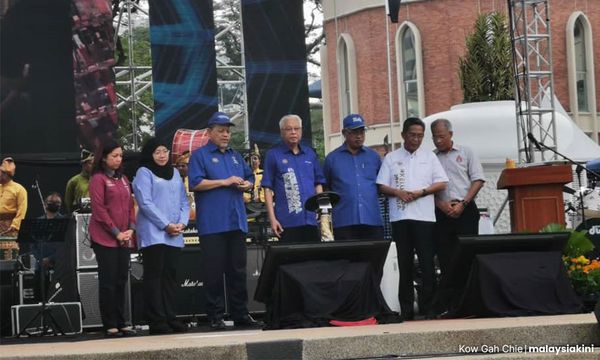 Help me, I'll help you - Ismail Sabri dangles carrot to hawkers