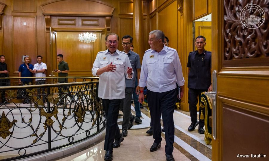 Terbakar kampung nampak asap, terbakar hati siapa tahu - kias Anwar
