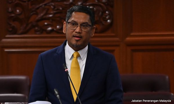 促停止攻击SRC案法官，费沙不满“有人”干预司法