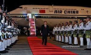 首相署广场官方迎宾仪式，安华与内阁成员迎接李强