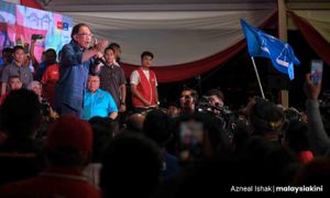 Anwar to the defence of DAP, Umno