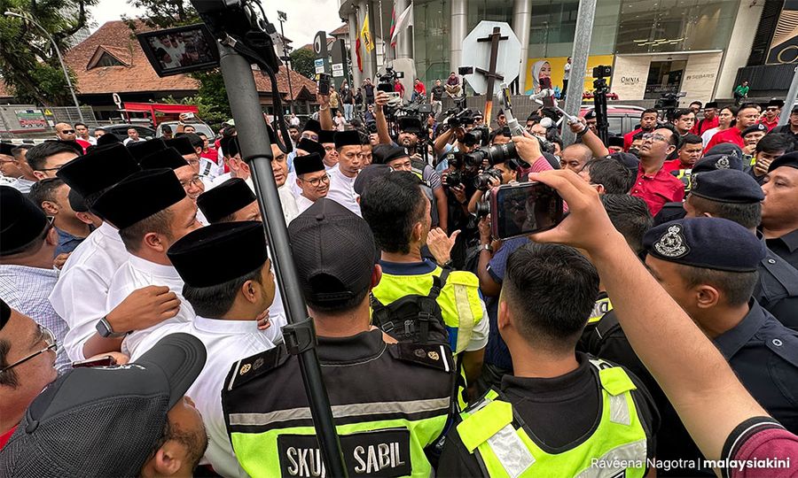 Pemuda BN berdemo bantah tindakan Jocelyn Chia perlekeh Malaysia