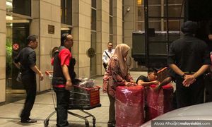 K'jaan gagal lucut hak barang kemas, jam, beg milik Najib, Rosmah