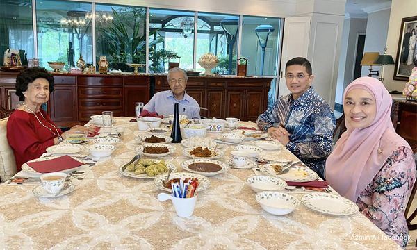 Dr M fetes Azmin, wants Malays to unite