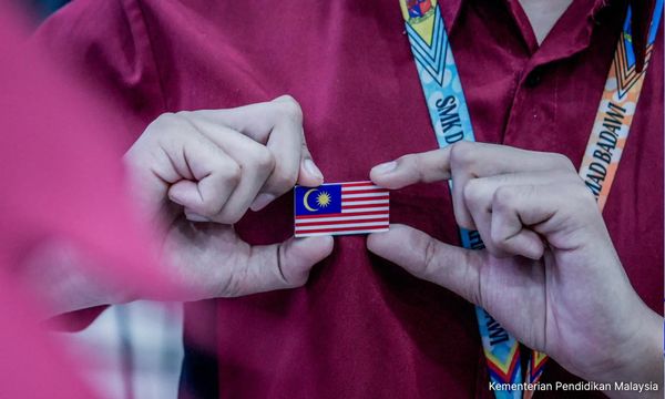教长以爱国教育替国旗徽章辩护，但学生还在戴吗？