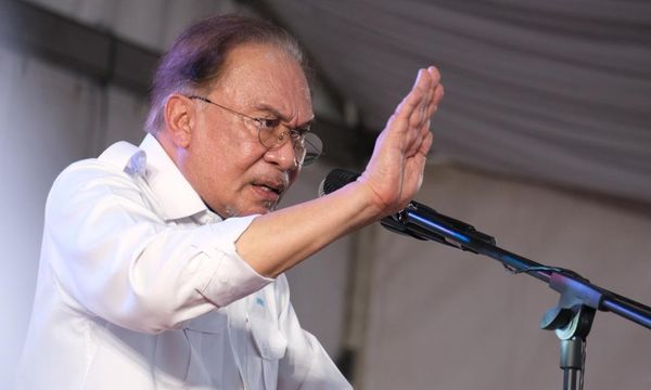Anwar urges talks after four Harapan reps quit Malacca govt