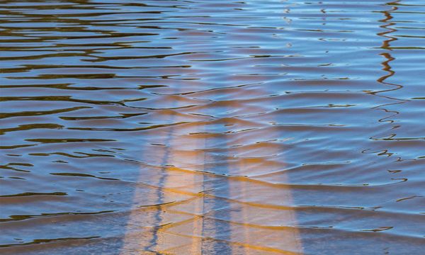 Wanita dikhuatiri hanyut dibawa arus banjir 