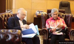 Perjanjian BN-PN: Zahid intai Putrajaya, MCA terguris 'kawan lama dilupakan'