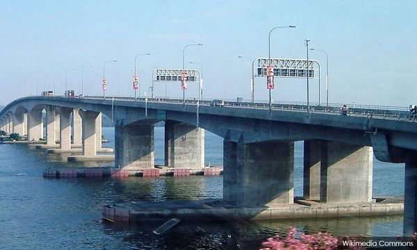 Man held for driving against traffic flow on Second Link Bridge