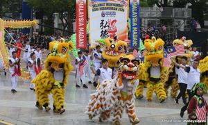 首次在国庆游行舞狮舞龙，龙狮联会妆艺队深感荣幸