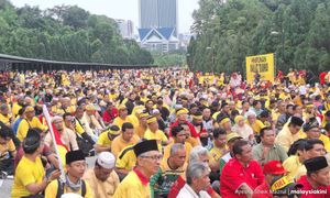 3,000 turun demo Himpunan Daulat Tuanku