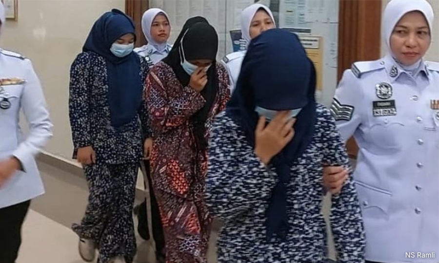 Aksi ‘Superman’ makan diri, tiga belia wanita didakwa