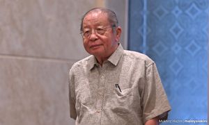 'M'sian first': Lim sidesteps poser for PM, zooms in on Muhyiddin's silence