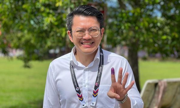 支持推行青少年政治教育，唯以正式公民教育进行