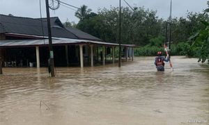 Floods worsen in five states, more evacuees at sunset