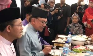 Ikan bakar nasi putih menu pilihan Anwar di medan selera Cyberjaya