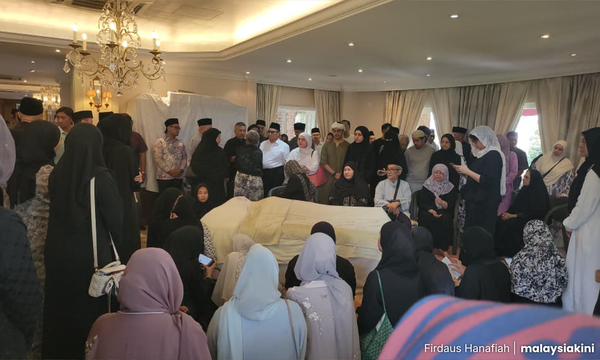 Dr Hasmah dikebumikan di Pusara Negara