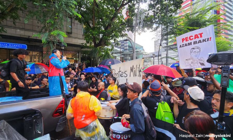 Rain fails to dampen spirits at 'Tangkap Azam Baki' rally