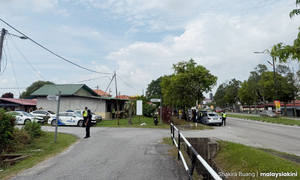 Tunku Nadzaruddin audience cancelled, lawyer claims blockaded by police