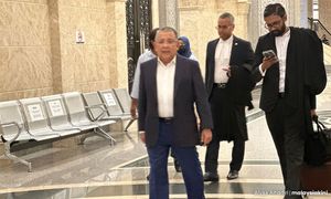 Mahkamah benar Isa Samad dapatkan pasport untuk ibadah umrah