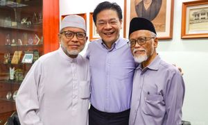 S'pore PM reflects on country's past, says no to 'pendatang' label