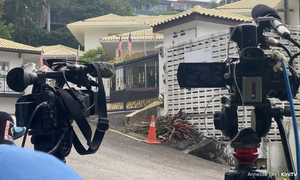 Tahanan rumah: Apa yang boleh halang Najib gunakan telefon Rosmah?
