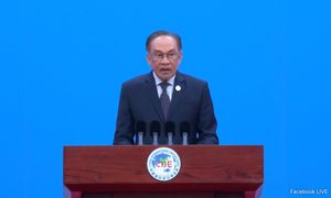 安华与李强举行双边会谈，见证一带一路合作互换文件