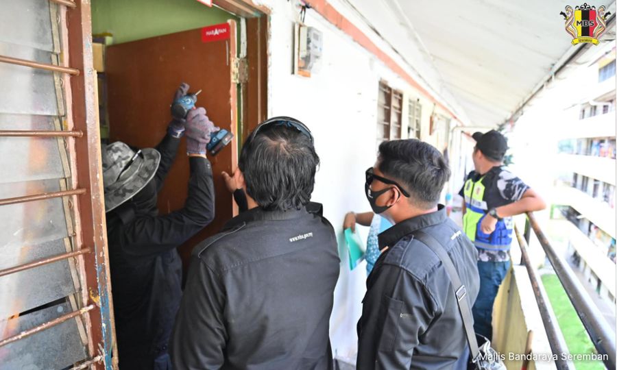 Bertahun tak bayar sewa, MBS tanggalkan pintu rumah pangsa