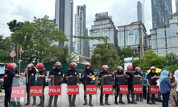 ULASAN |  Polis bukan seteru di Kg Sungai Baru
