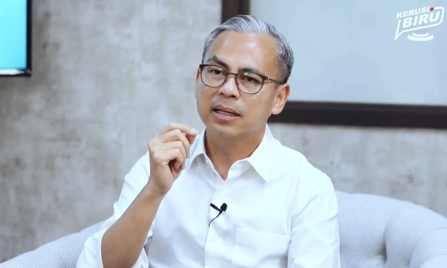 通讯部长为属下叫屈，背黑锅还因社媒负评患抑郁