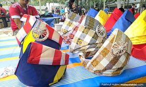Dr M: Alangkah baik, jika selain pakai tanjak undi calon Melayu