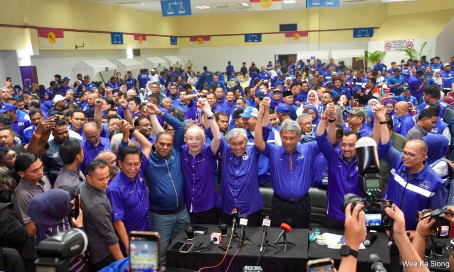 Zahid-led delegation arrives at Istana Hinggap
